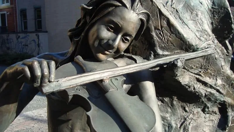 Statue of a fiddler with violin