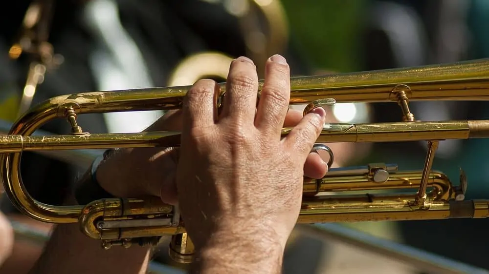 playing the trumpet without mouthpiece