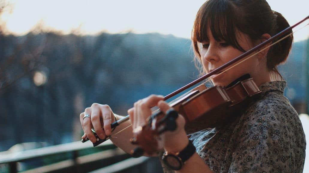 girl learning violin by herself