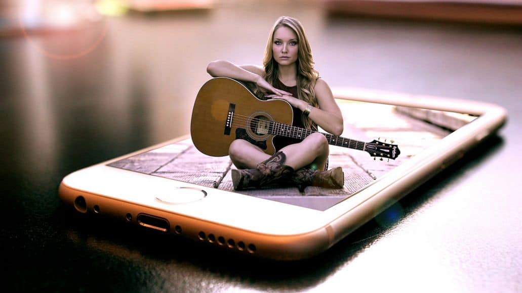 Guitar connected to smartphone