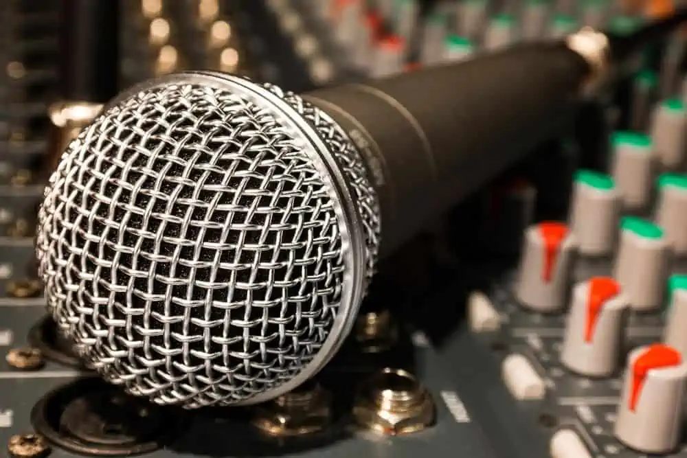 dynamic microphone vs condenser