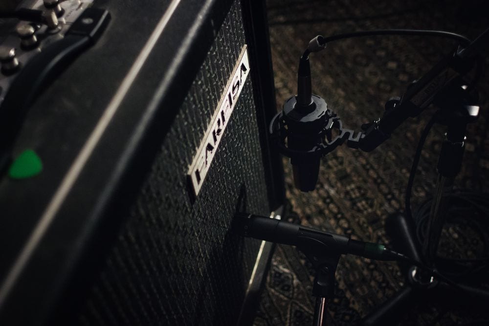 microphone recording bass amplifier sound