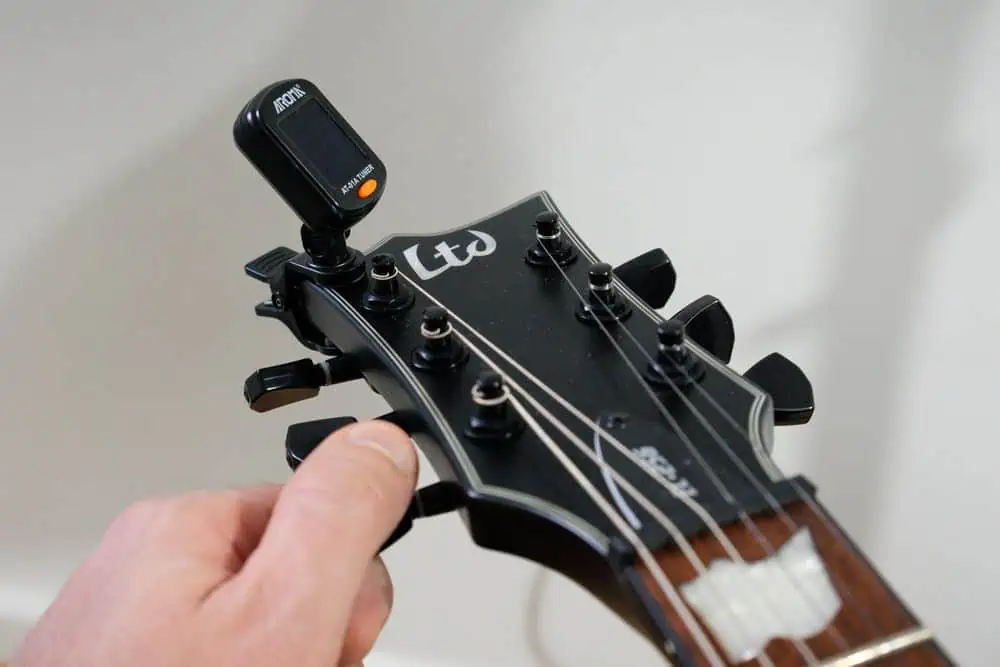 tuning electric guitar with tuner